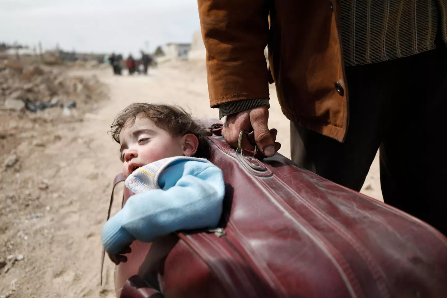 A migrant or displaced child during movement